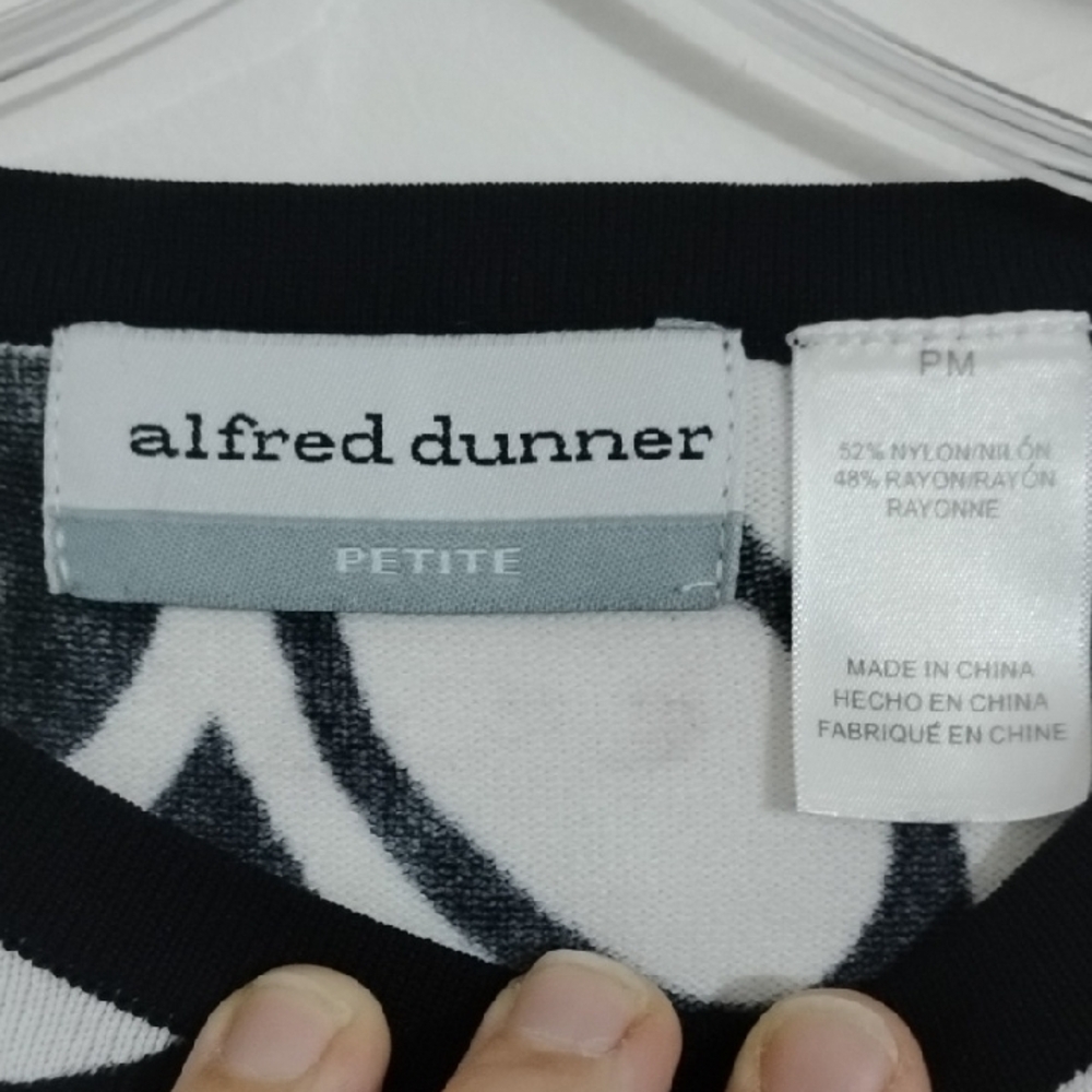 Alfred Dunner Whimsical Abstract Black & White Butterfly  Beaded Top Size PM - Picture 6 of 8